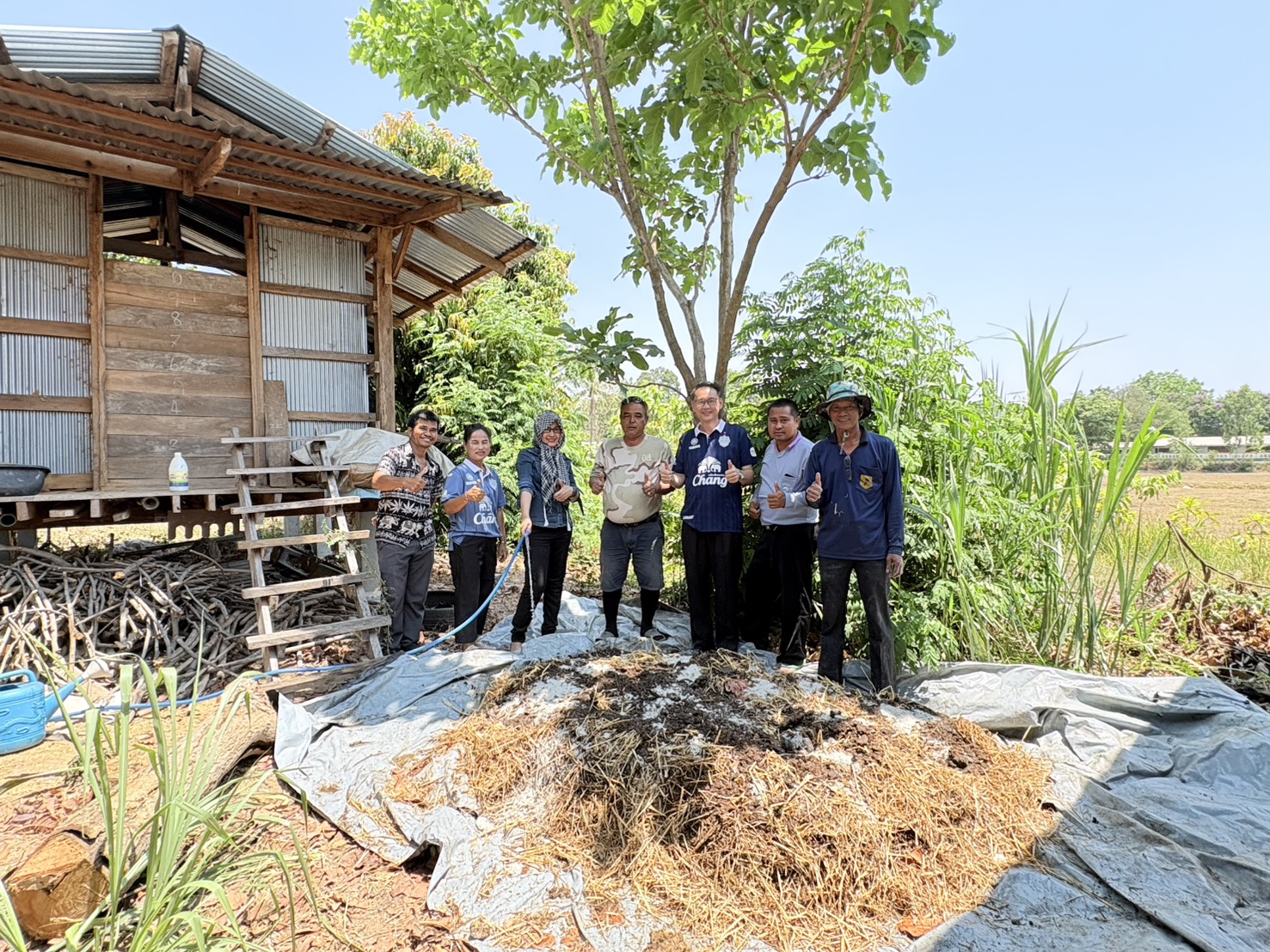 title - วันศุกร์ที่ 10 เมษายน 2569 เวลา 13.00 น. นายประเสริฐ กาญจนเกียรติกุล ปฏิรูปที่ดินจังหวัดบุรีรัมย์ พร้อมเจ้าหน้าที่ ส.ป.ก.บุรีรัมย์ เพื่อส่งเสริมเกษตรกรในพื้นที่เขตปฏิรูปที่ดินตำบลละเวี้ย อำเภอประโคนชัย จังหวัดบุรีรัมย์ ทำปุ๋ยอินทรีย์ สู้วิกฤติปุ๋ยแพง เพื่อเป็นการลดต้นทุนในการผลิตสินค้าเกษตร